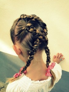 Easy Halloween hairstyles for kids 