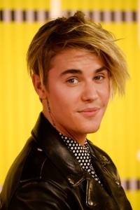 justin bieber new haircut 2015 in MTV VMAs red carpet 1