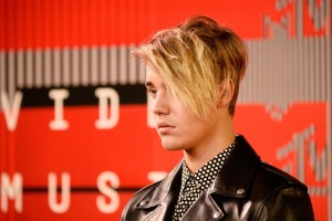 justin bieber new haircut 2015 in MTV VMAs red carpet 6